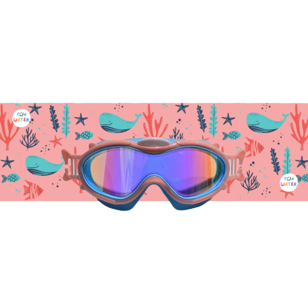 Óculos de natação com lentes espelhadas sobre fundo rosa decorado com motivos marinhos
