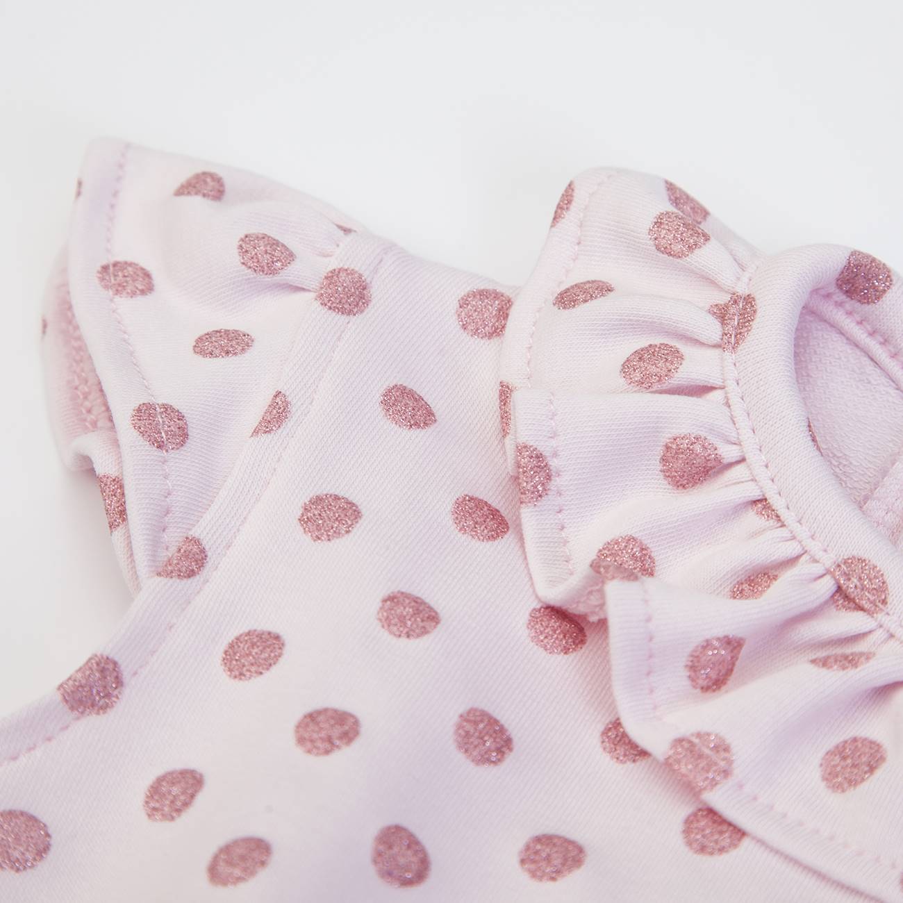 Vestido rosa claro com bolinhas cor-de-rosa escuras e folhos na gola e mangas