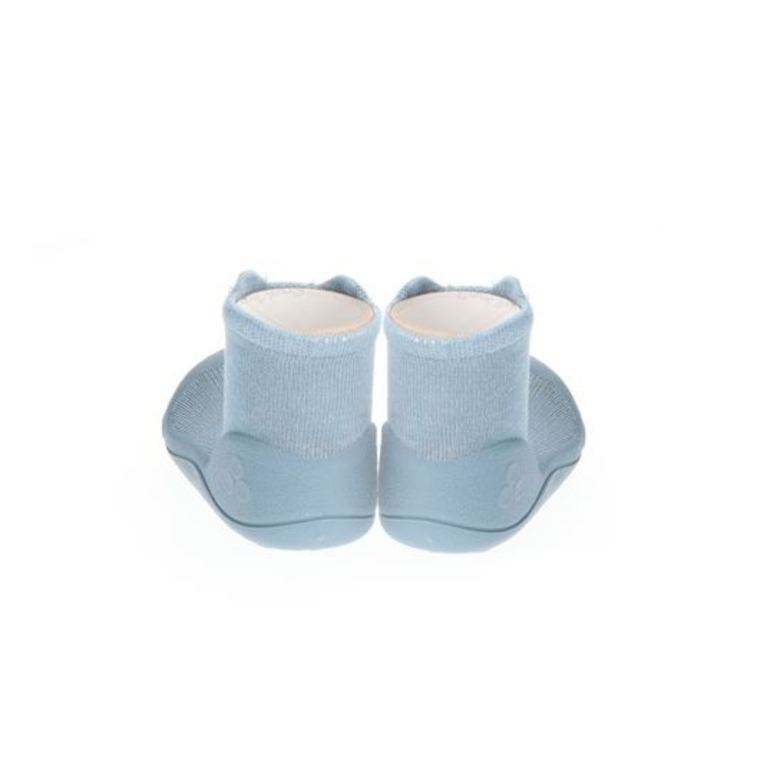 Par de sapatos ou meias azuis claras vistos por trás com sola de borracha.