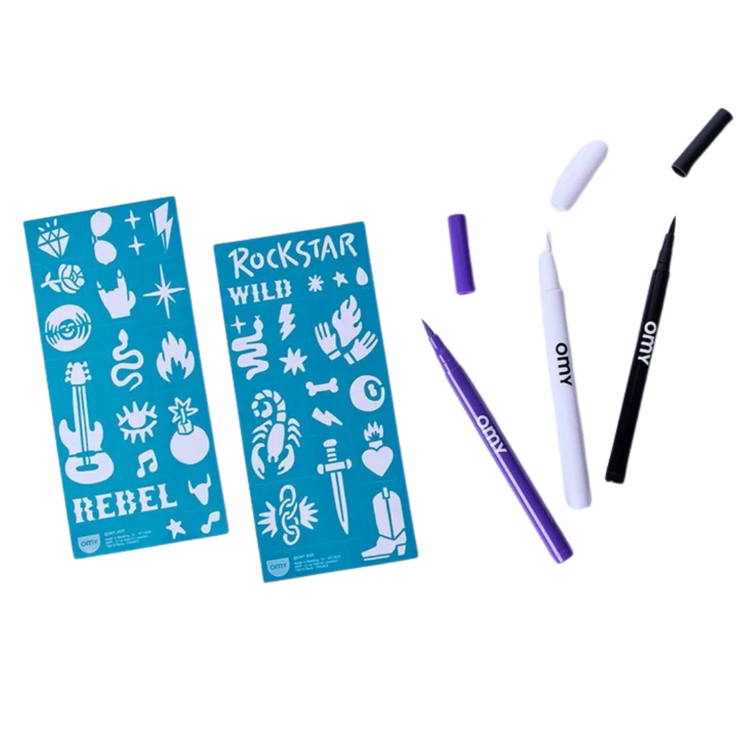 Stencil azul com desenhos e palavras, e três marcadores coloridos sobre fundo branco