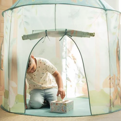 tenda infantil transparente com criança dentro a brincar