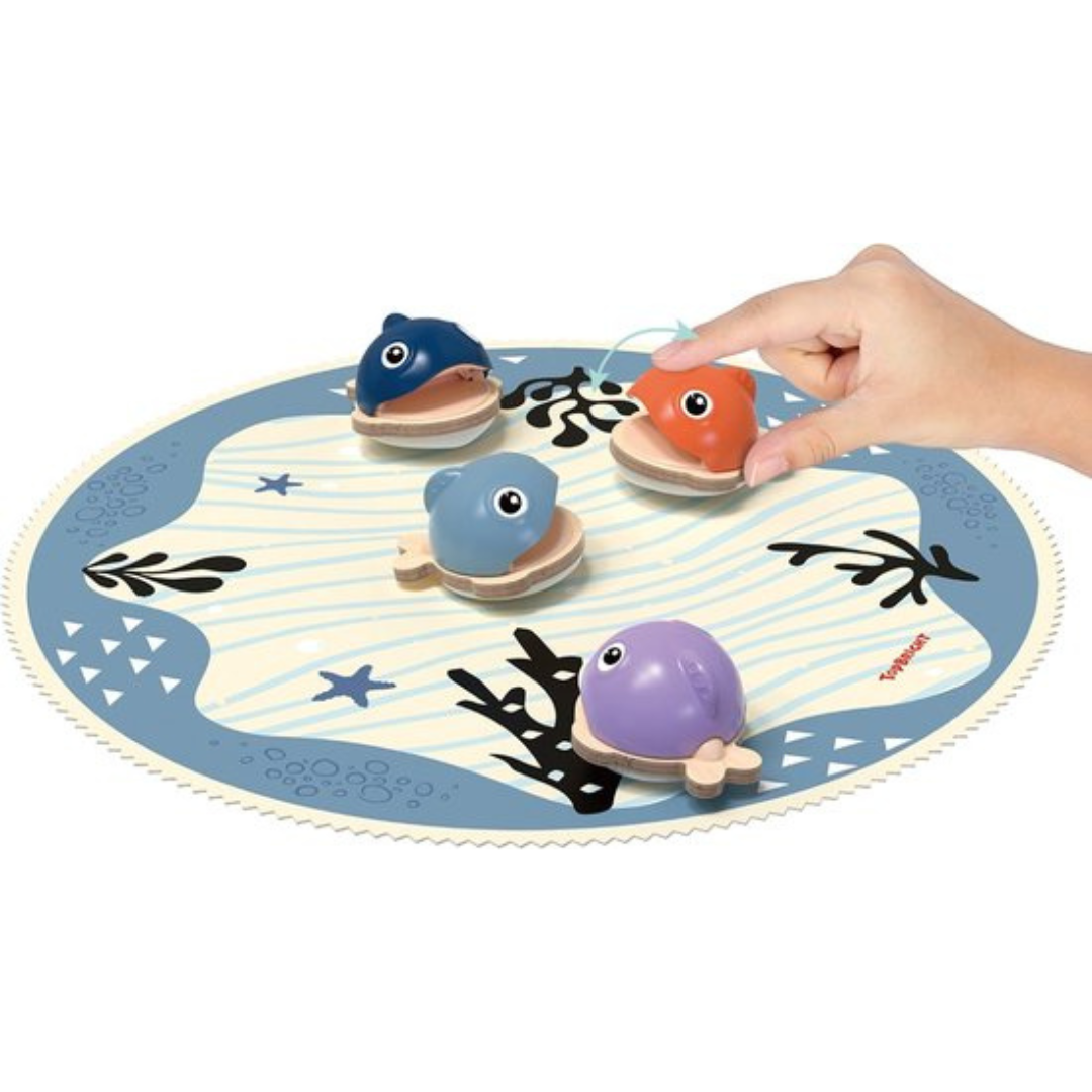 Brinquedo infantil com tapete redondo e quatro peixes coloridos de madeira