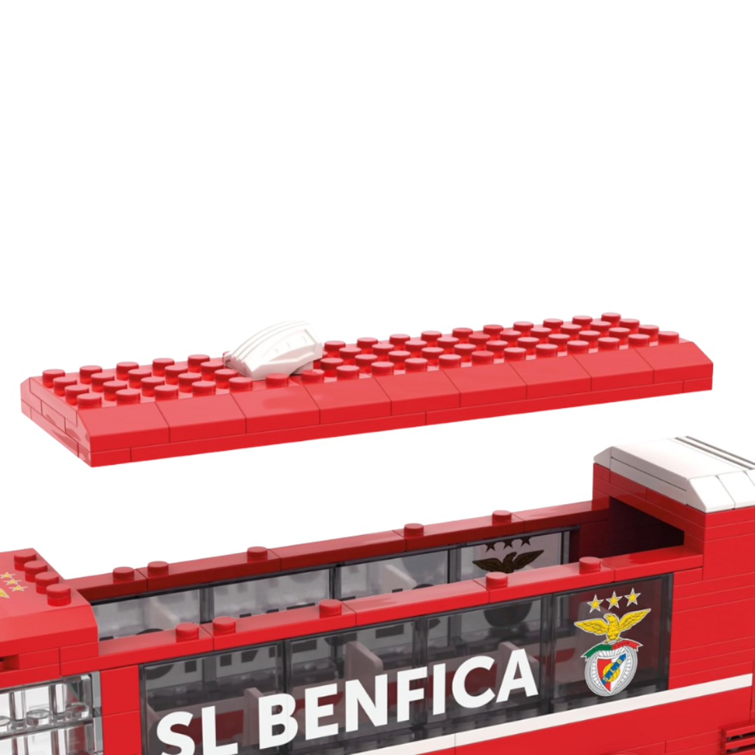 Modelo vermelho de autocarro SL BENFICA em blocos de montar com o tejadilho retirado