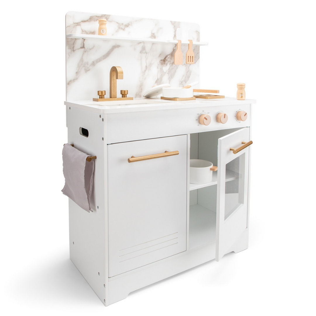 Cozinha de brincar infantil branca com detalhes em madeira e mármore simulado