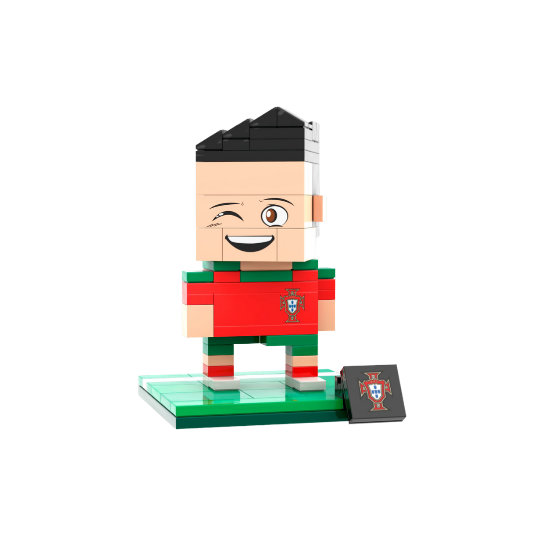 Figura de construção LEGO de jogador de futebol com roupa de Portugal sobre base verde