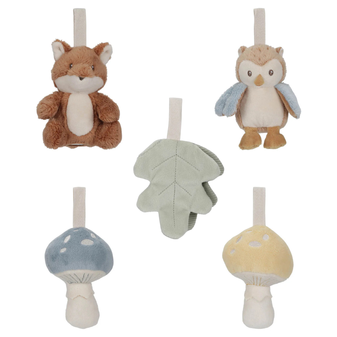 Cinco brinquedos pendurados de peluche com formatos de animais e cogumelos.