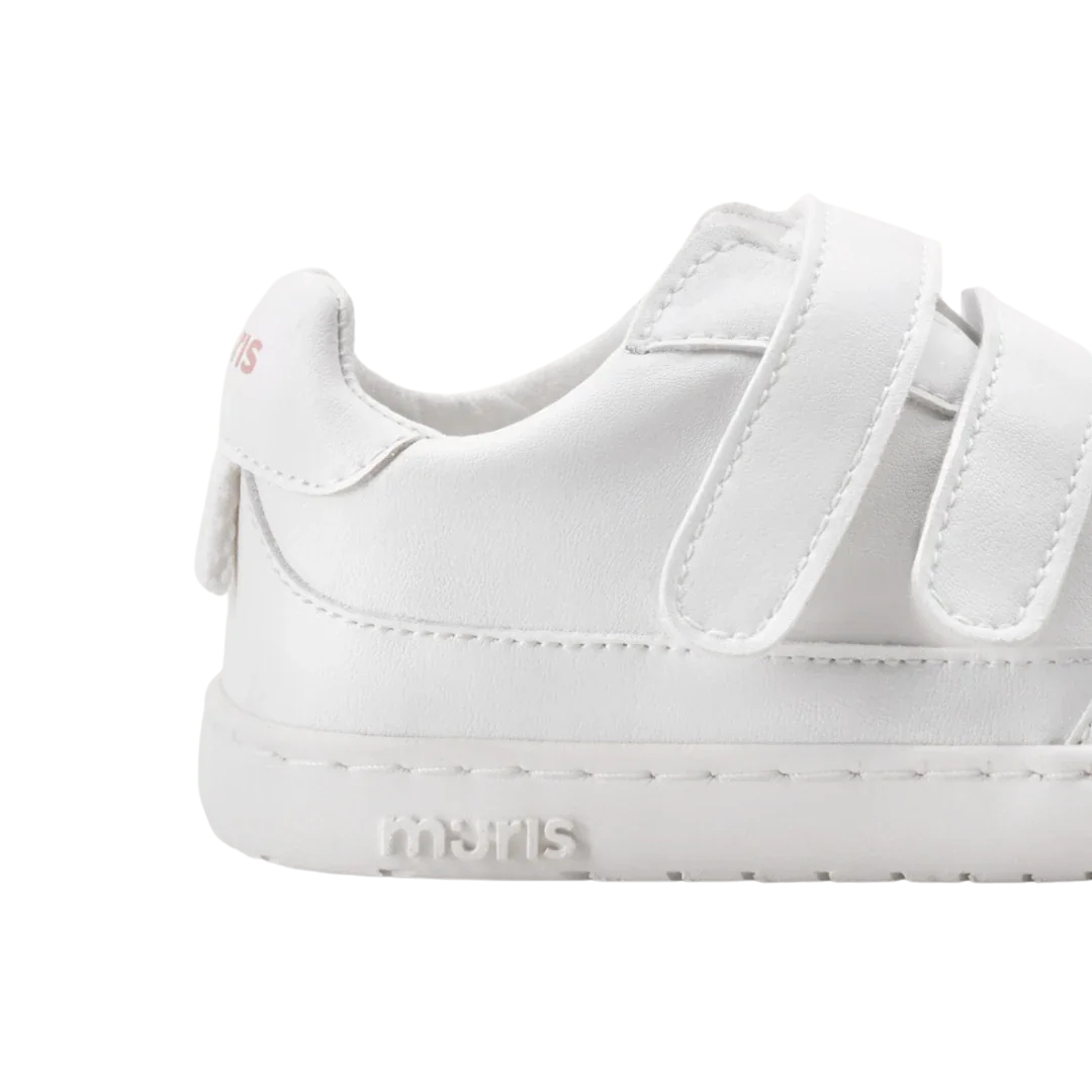 Tênis branco com fecho de velcro e inscrições muris