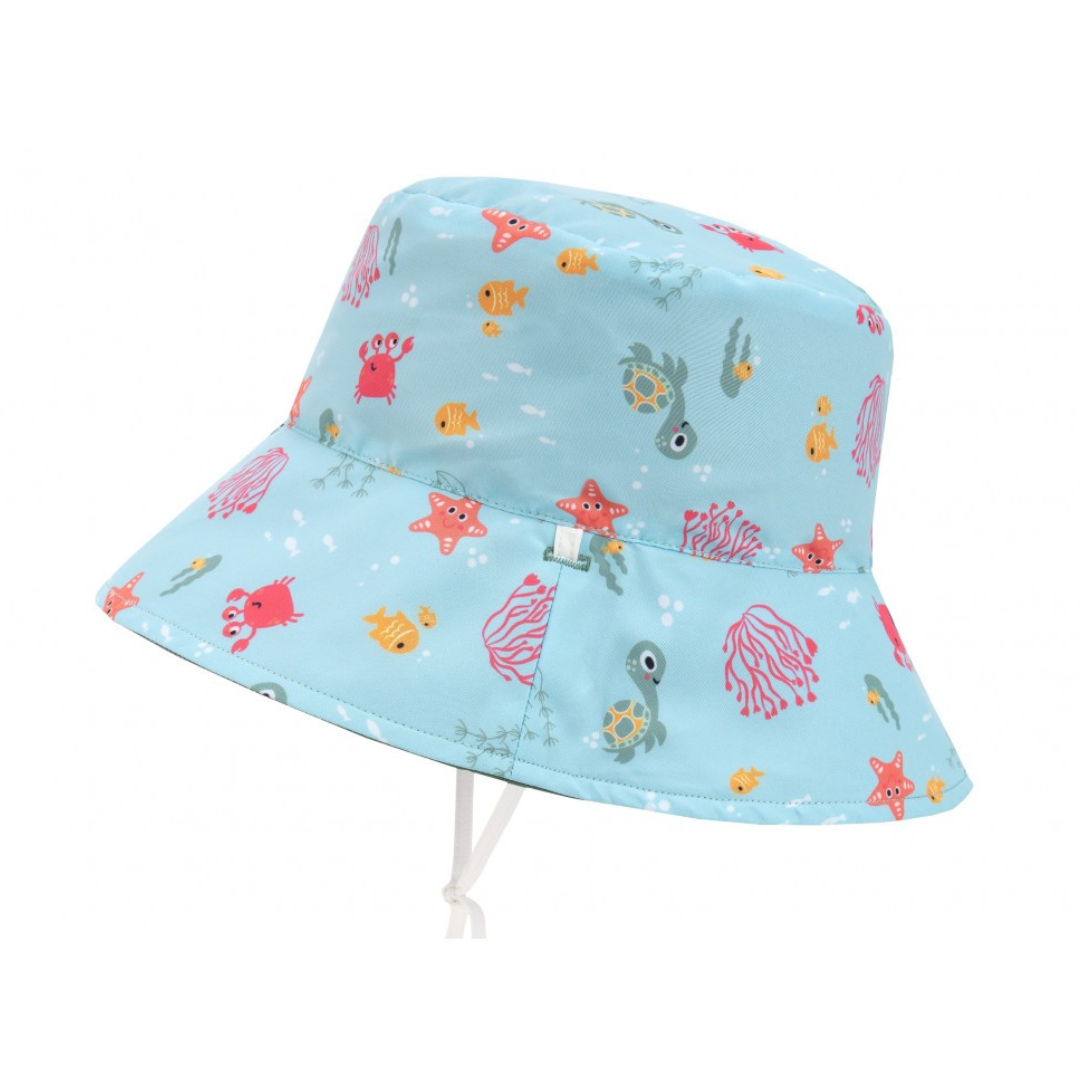 Chapéu de tecido azul claro com desenhos marinhos coloridos para criança