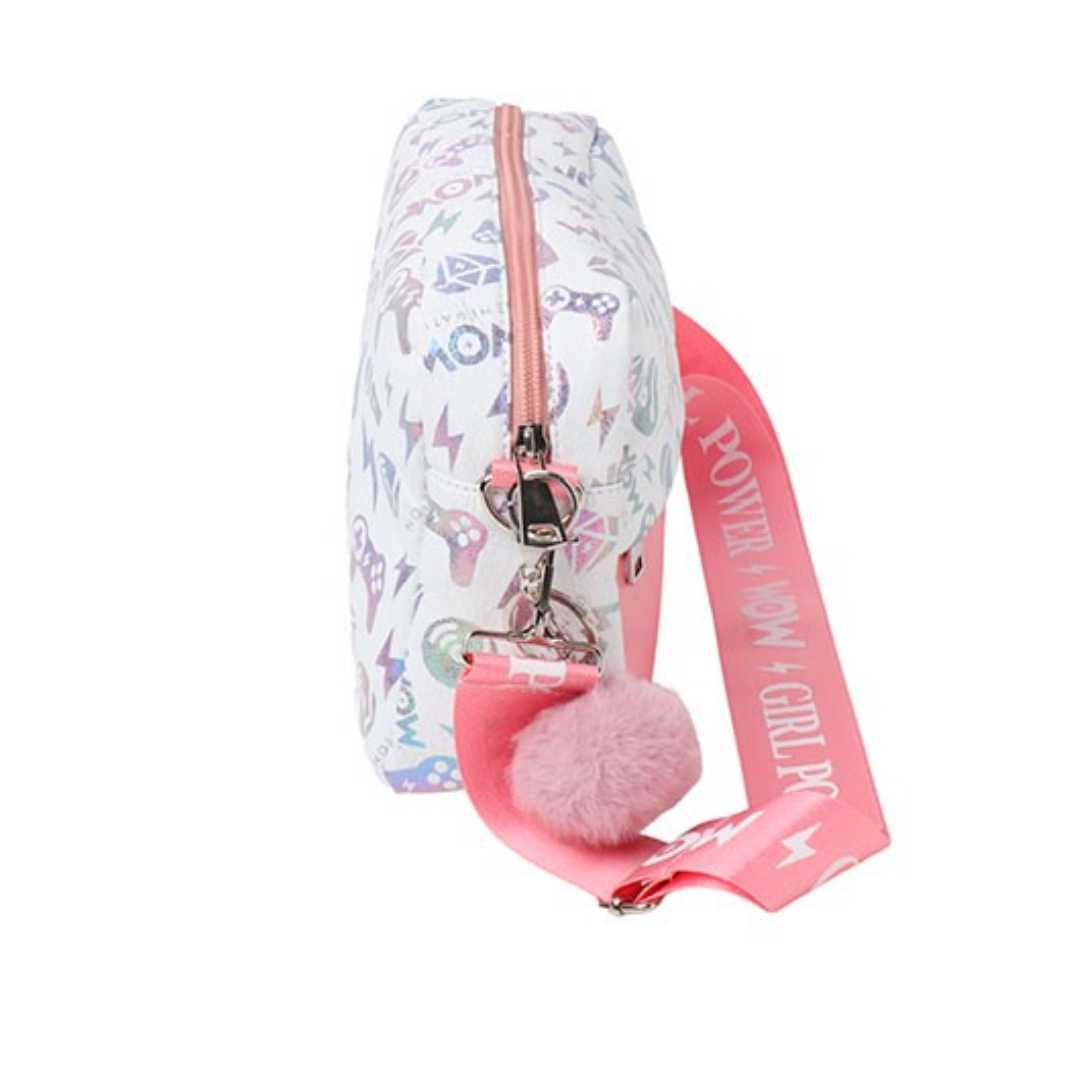 Estojo branco com padrões coloridos, fecho rosa e acessório com pompom cor-de-rosa e fita rosa