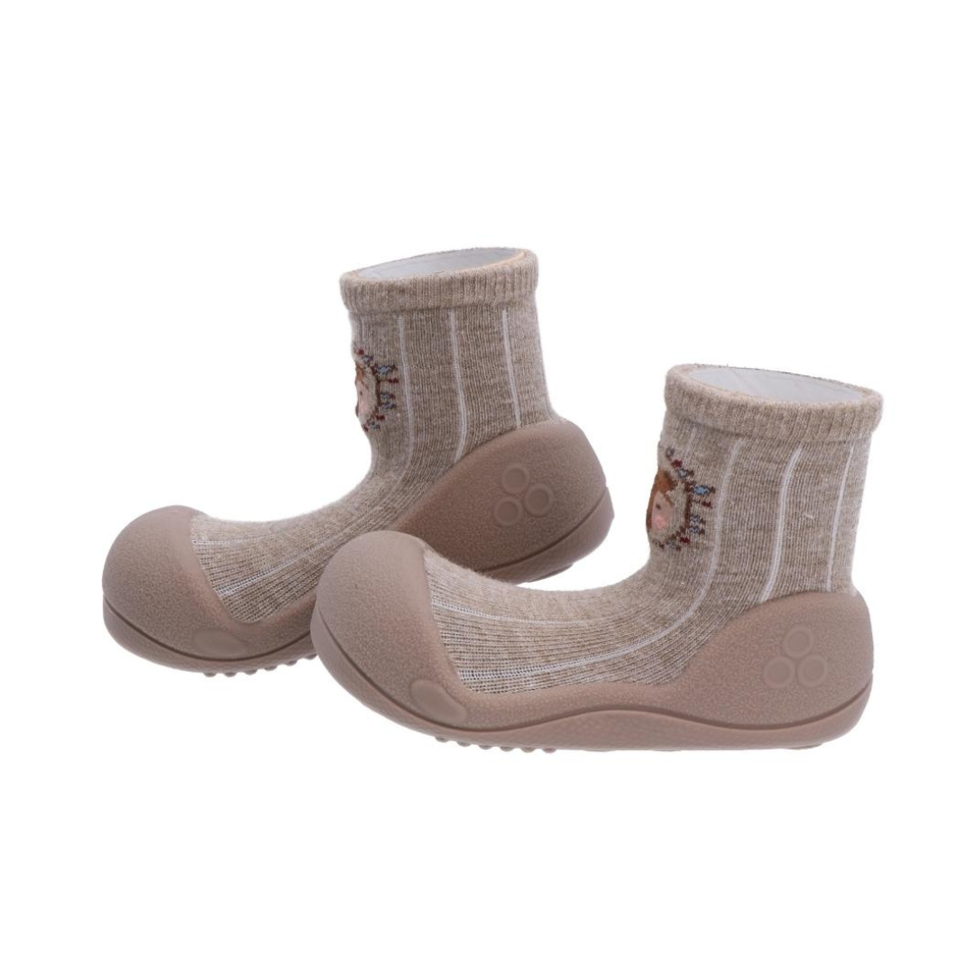 Botins tipo meias bege com sola de borracha marrom