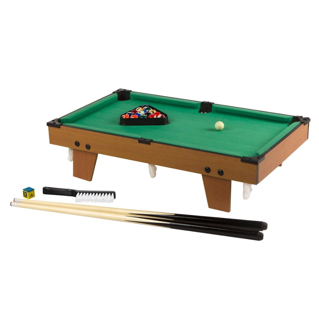 Mesa de bilhar mini com tacos e acessórios em fundo branco