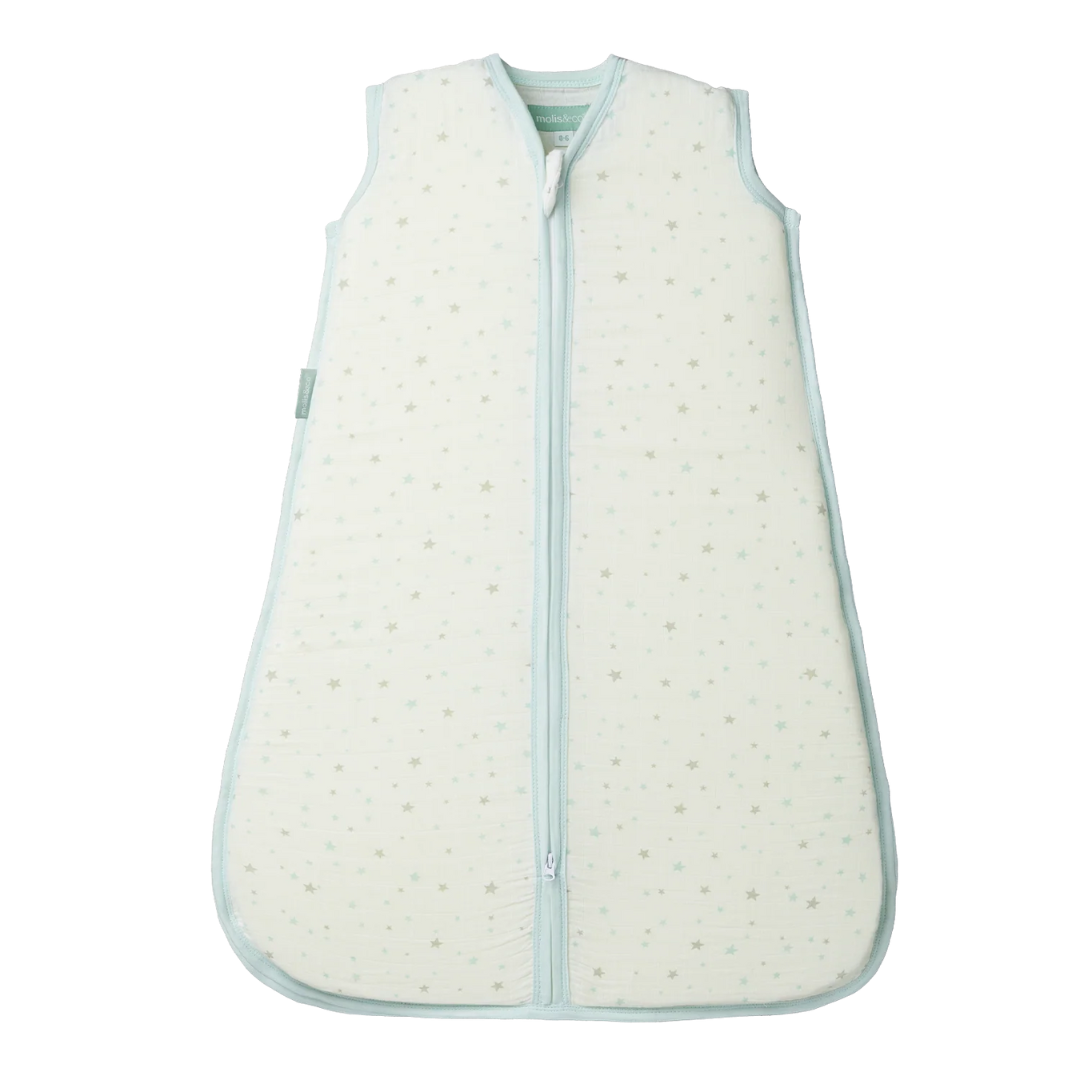 Saco de dormir branco com estrelas e fecho zip azul