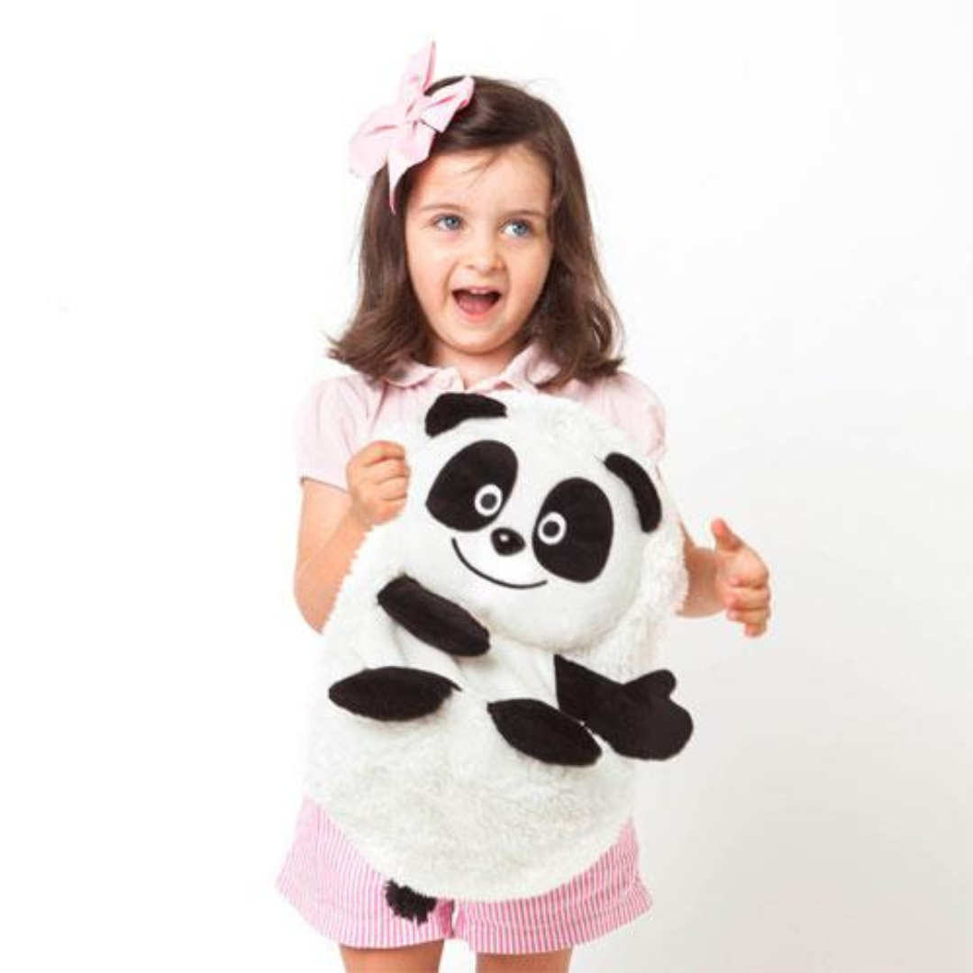 Menina com mochila de pelúcia em forma de panda