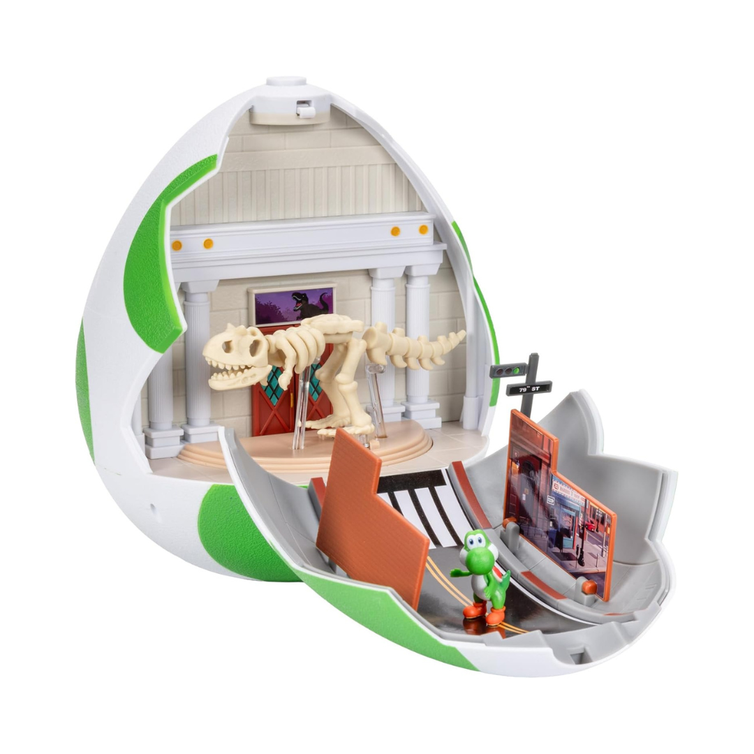 Brinquedo de ovo aberto com esqueleto de dinossauro e mini figura verde em estrada