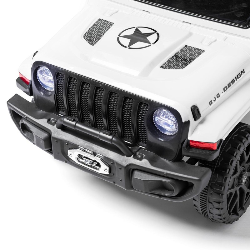 Brinquedo de carro de controle remoto branco com detalhes pretos e estrela no capô