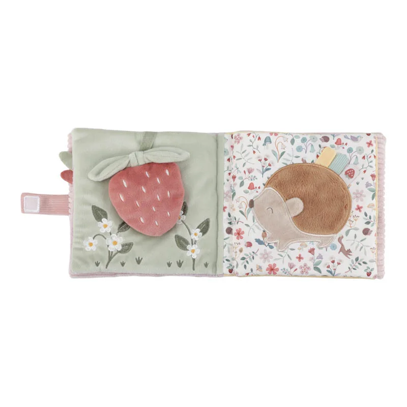 Livro de pano para bebés com página de morango e página de ouriço em fundo floral