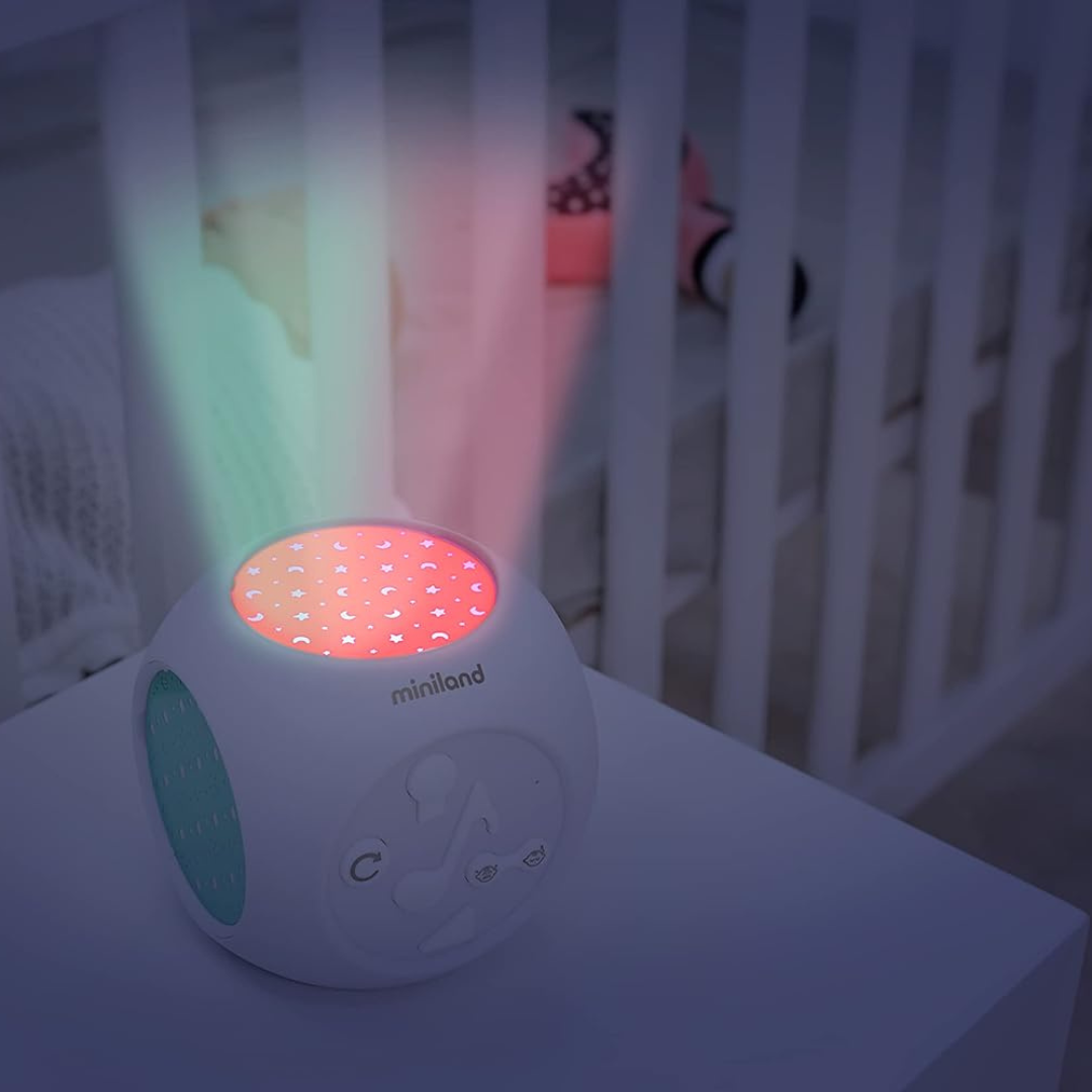 Projetor luminoso de bebé Miniland branco com luz vermelha a projetar no teto ao lado de berço
