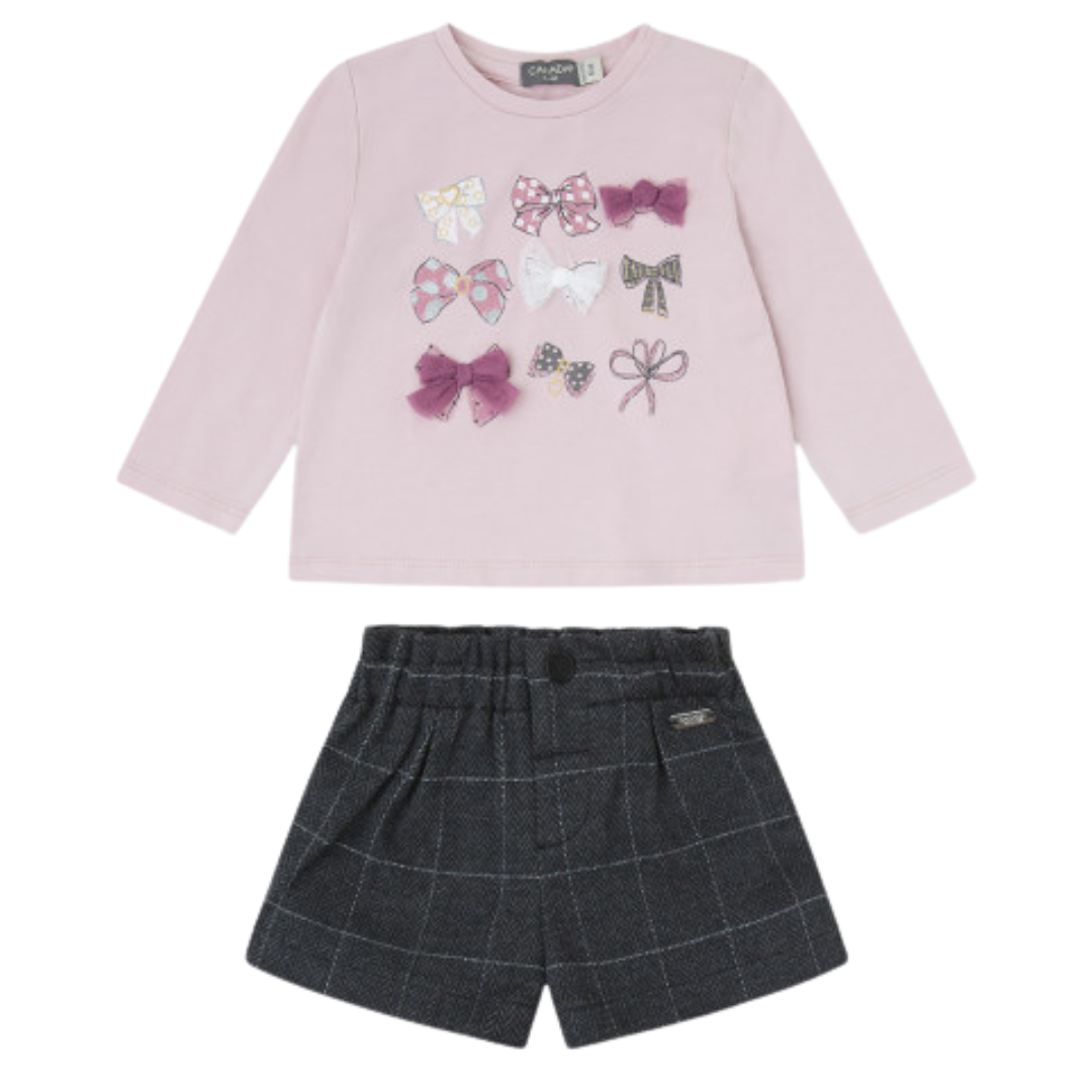 Conjunto infantil camisola rosa clara com laços e calções cinzentos xadrez