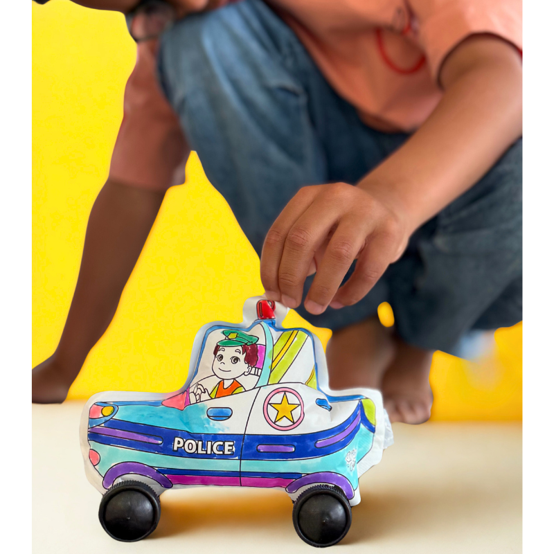 Brinquedo de madeira em forma de carro da polícia colorido com criança a brincar