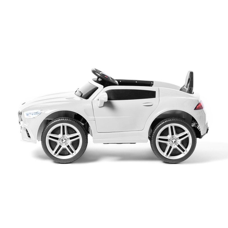 Carrinho elétrico infantil branco com volante preto e rodas de cinco raios