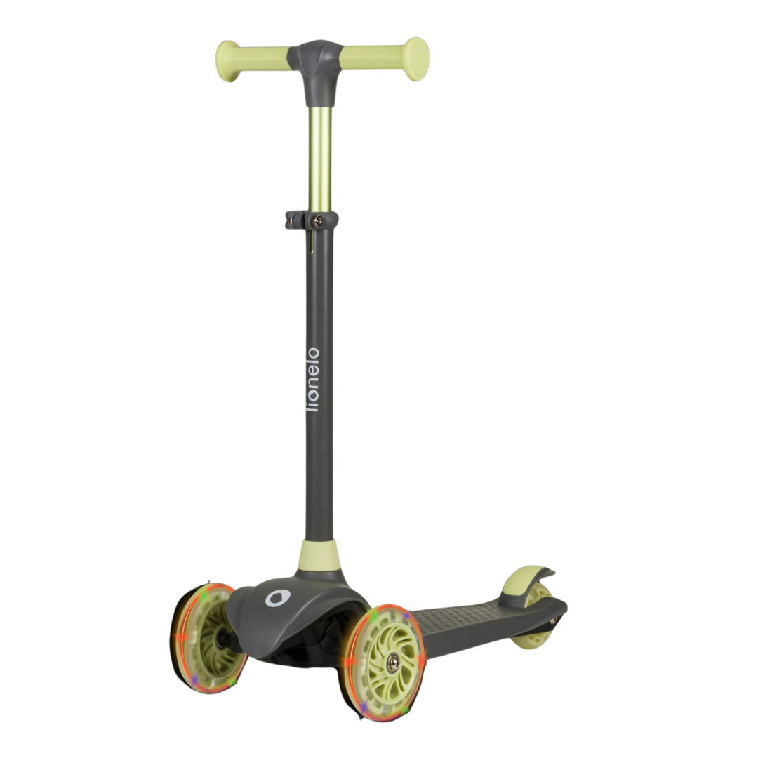 Trotinete infantil preto e verde com três rodas e marca Lionelo
