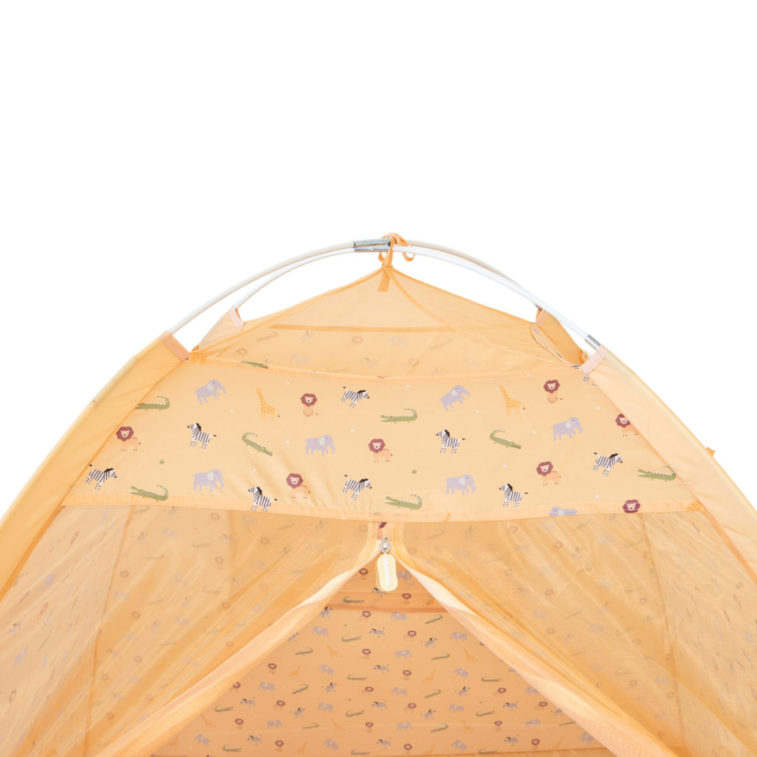 Tenda laranja infantil com padrão de animais e rede de malha na entrada.