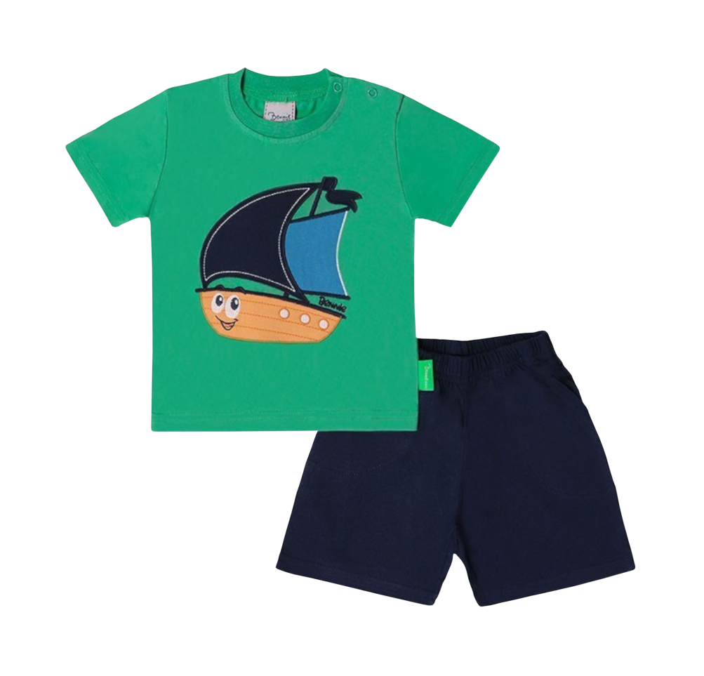 Conjunto infantil t-shirt verde com estampa de barco e calções azul-escuro