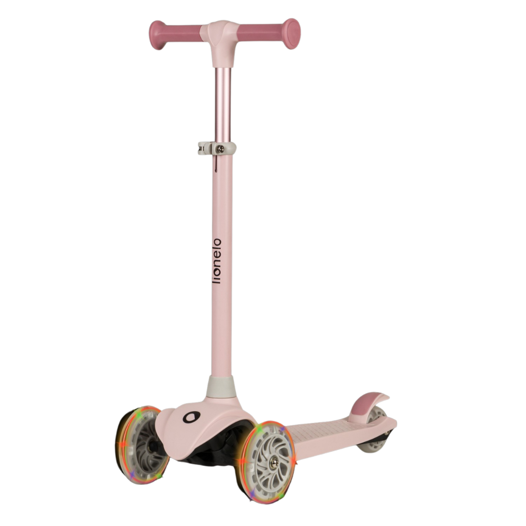 Trotinete infantil cor-de-rosa com três rodas e palavra lionelo