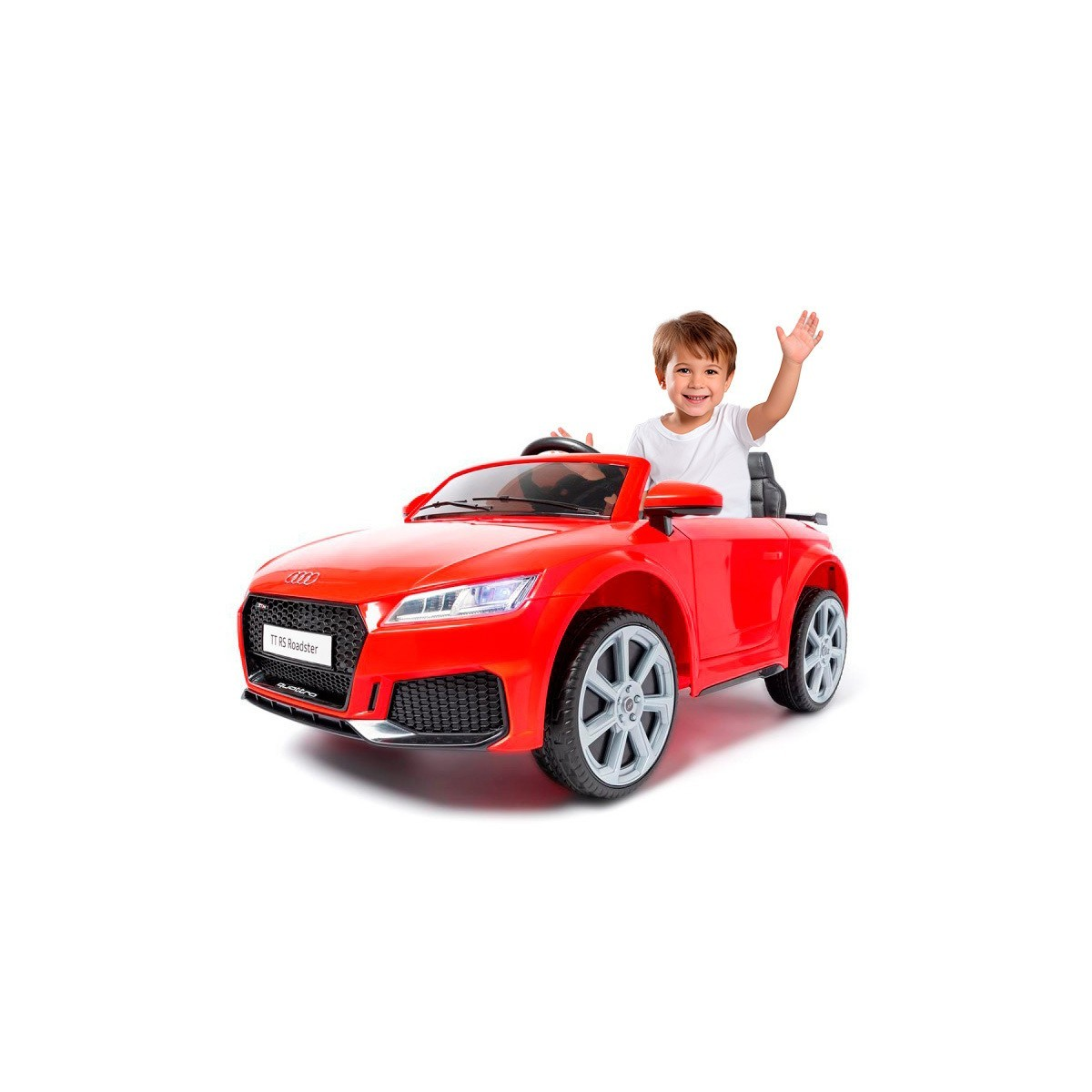 Criança num carro de brincar elétrico vermelho Audi com fundo branco