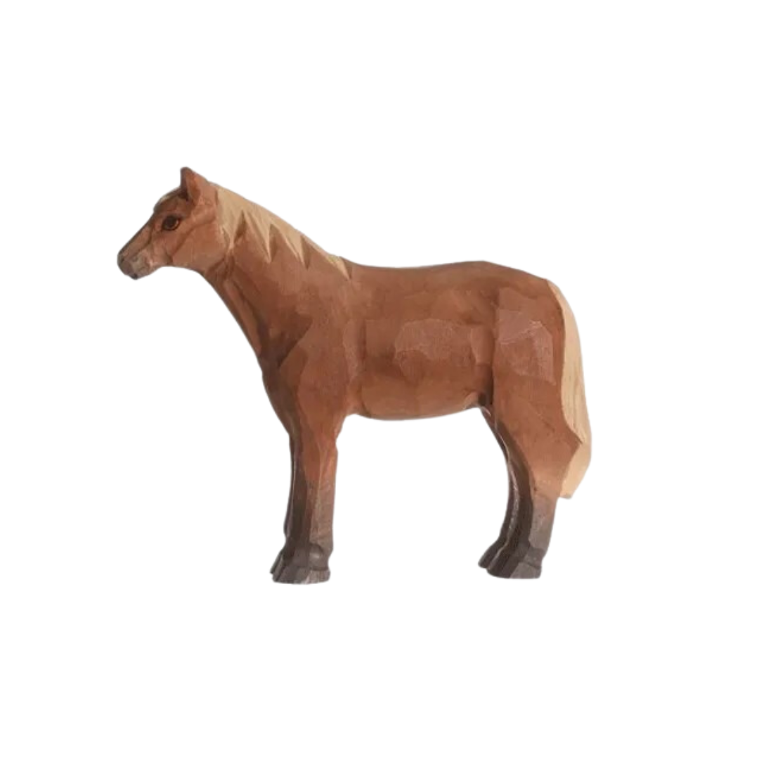 Modelo de cavalo esculpido em madeira castanha e creme