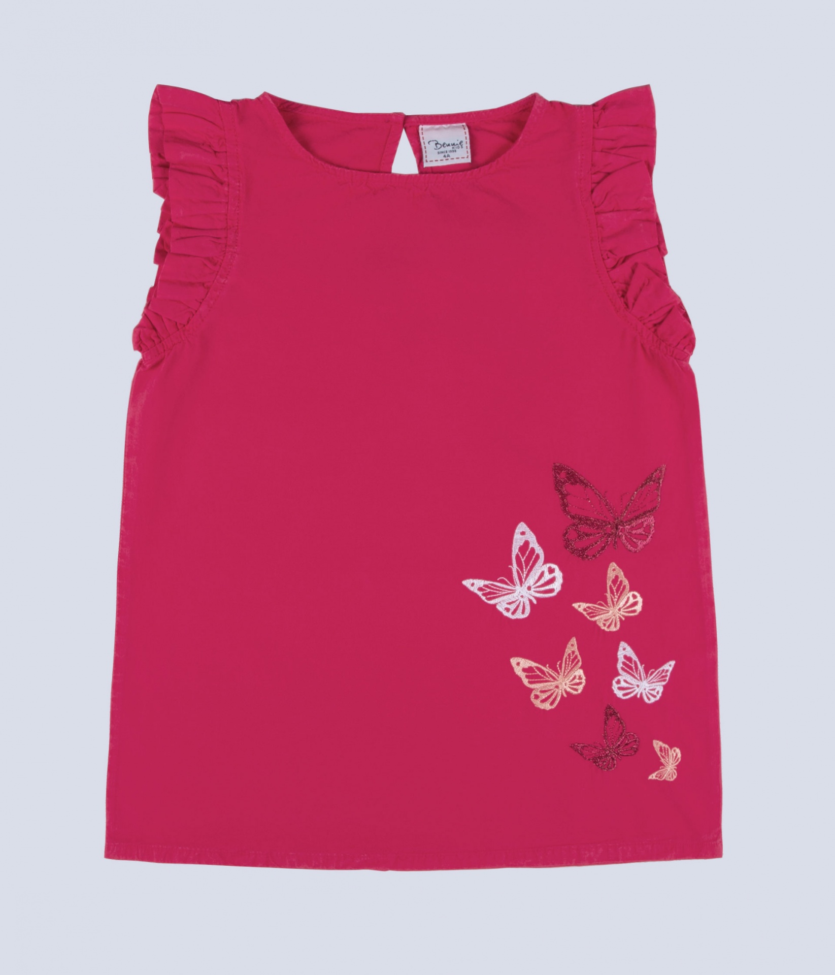 Blusa infantil rosa com estampado de borboletas e folhos nos ombros