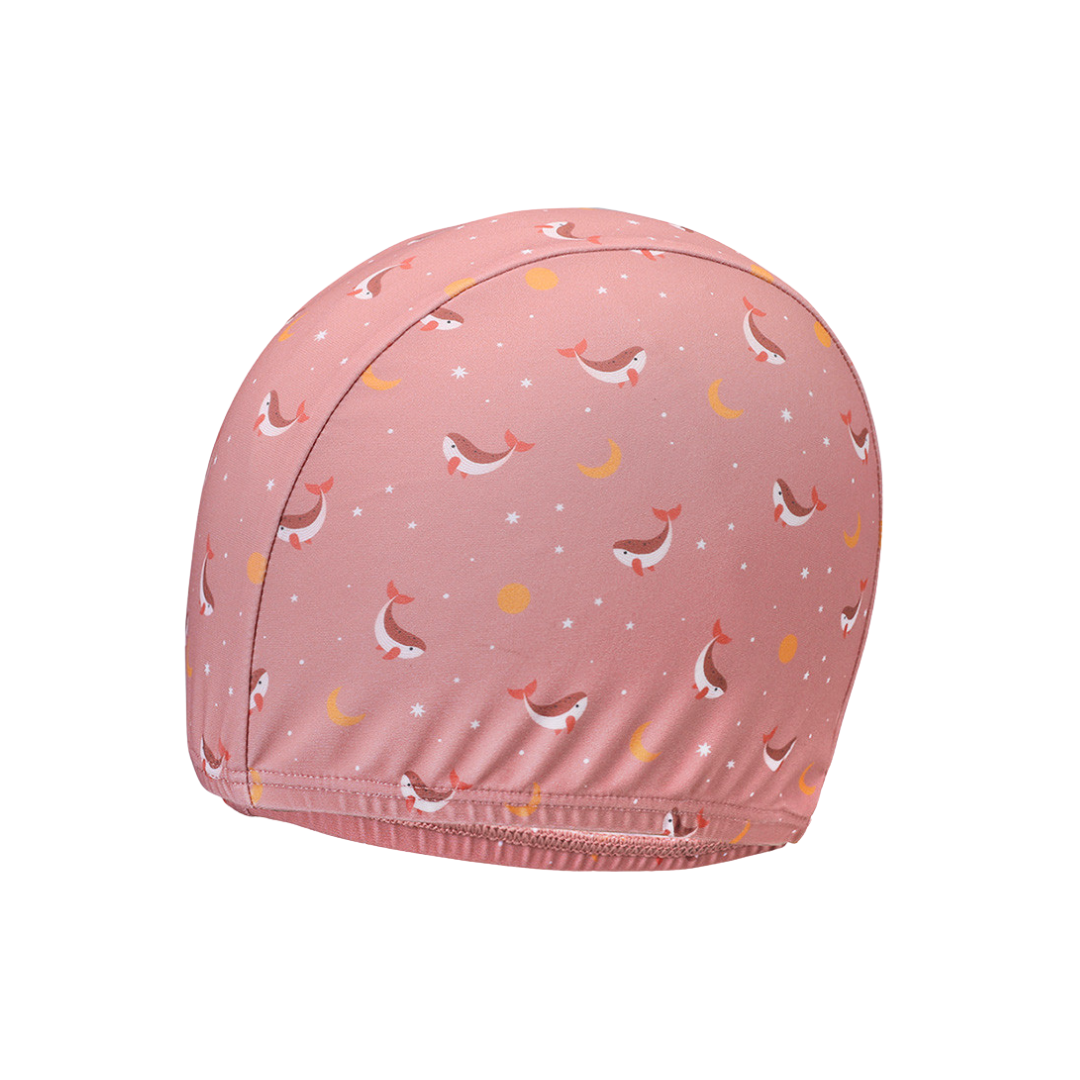 Touca de banho rosa com padrão de golfinhos e luas.