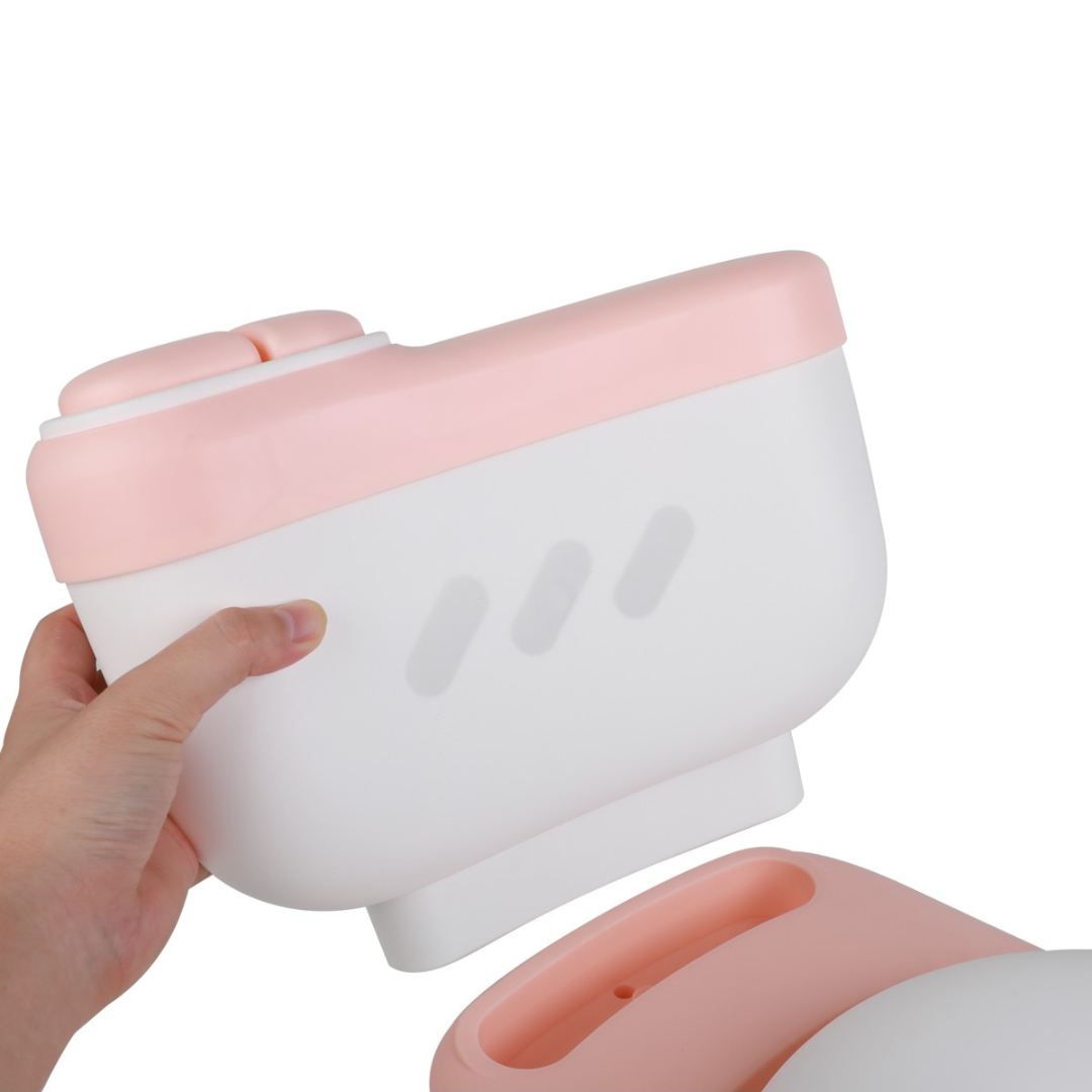 Caixa plástica branca com tampa rosa claro e marcas cinzentas na frente