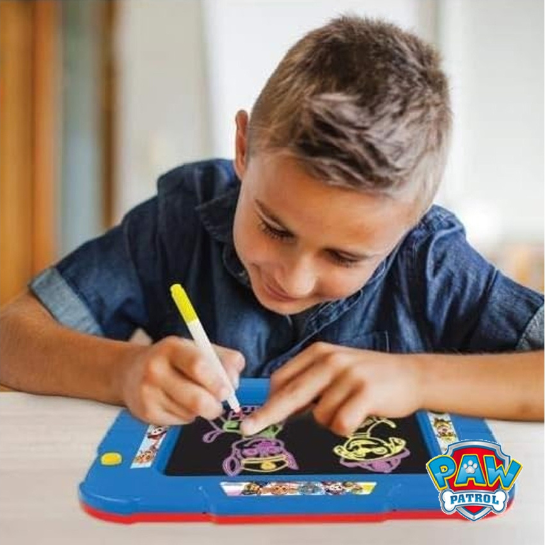 Criança a desenhar numa tabuleta eletrónica azul com personagens da PAW PATROL
