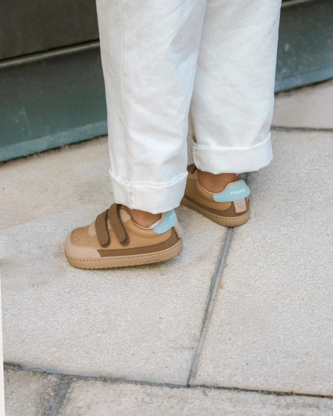 Sapatos infantis castanho claro com detalhes azul claro e fechos de velcro