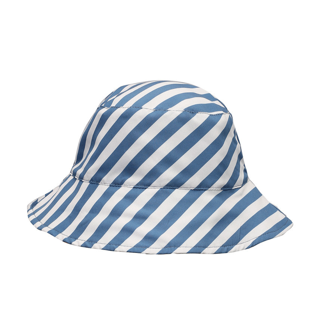 Chapéu bucket com riscas diagonais azuis e brancas