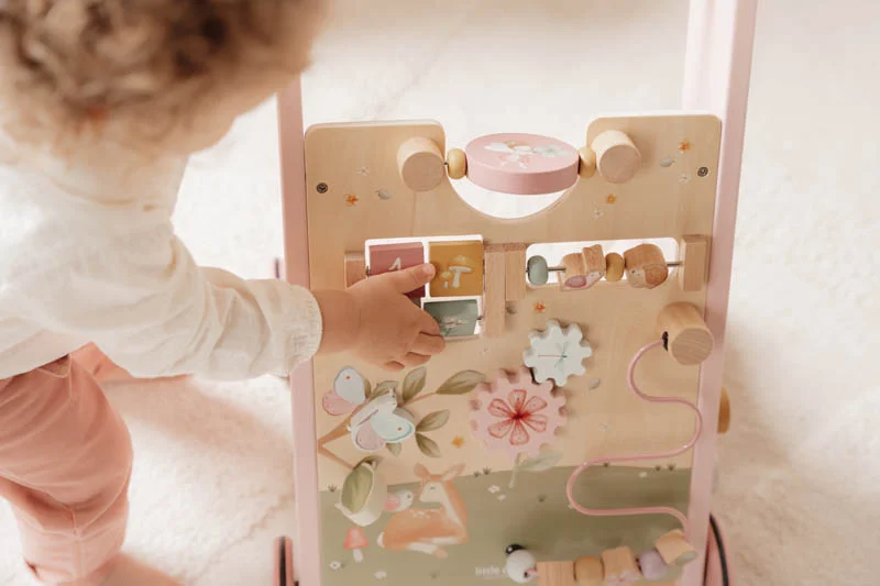 Carrinho de actividades de madeira para crianças com rodas rosas e peças móveis coloridas