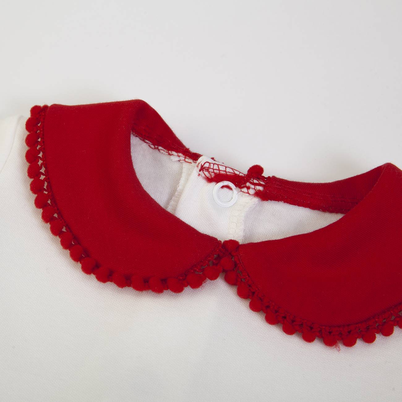 Gola vermelha com acabamento em pompons em peça branca
