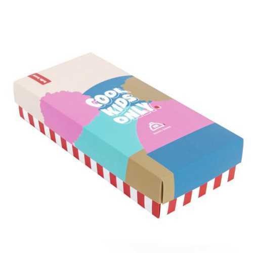 Caixa de cartão colorida com texto 'COOL KIDS ONLY!' e padrão de riscas vermelhas e brancas.