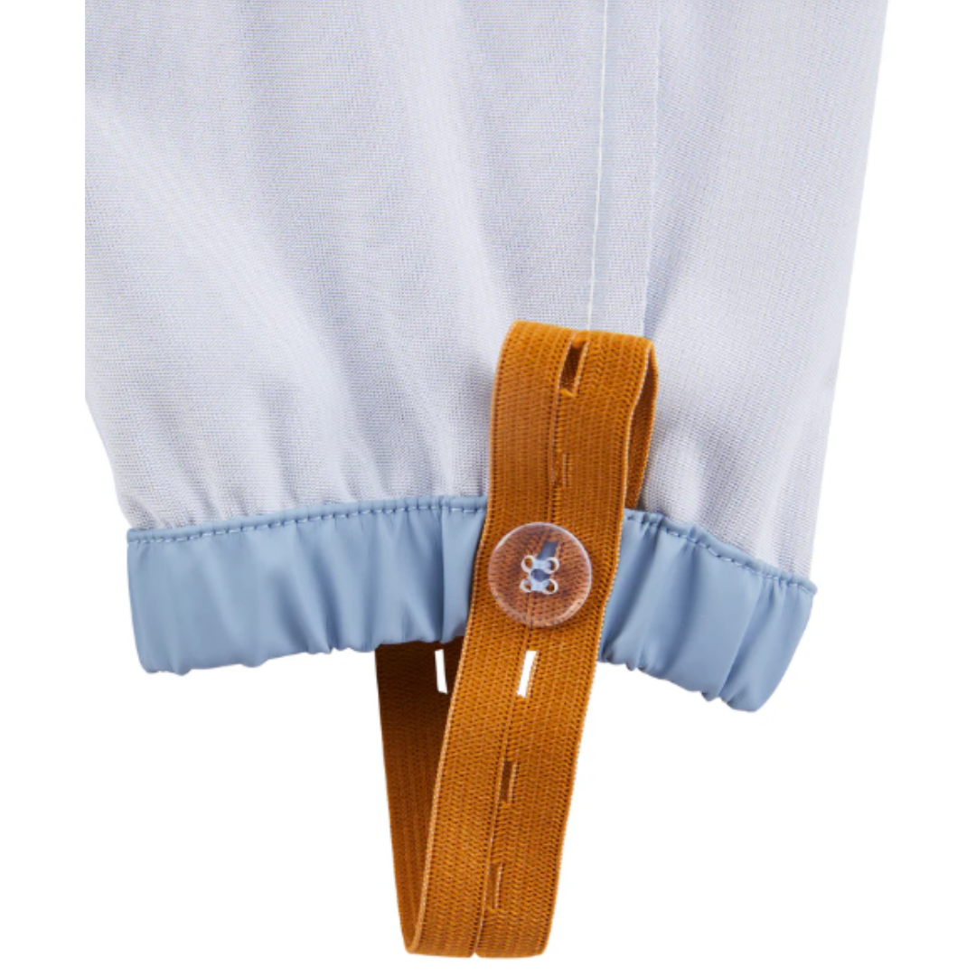 Peça de roupa branca com bainha azul clara e alça elástica castanha com botão