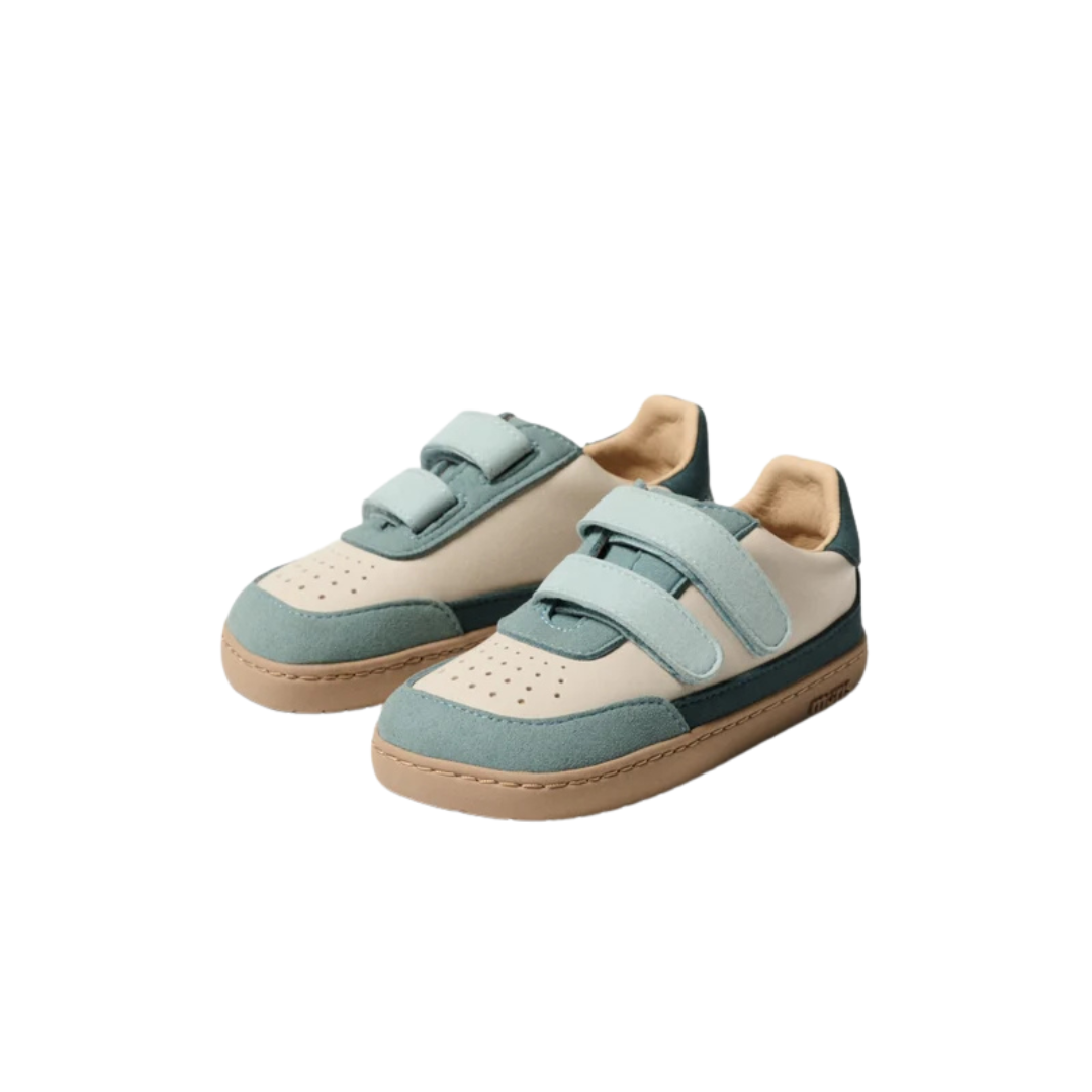 Par de sapatilhas infantis bege e azul com velcro