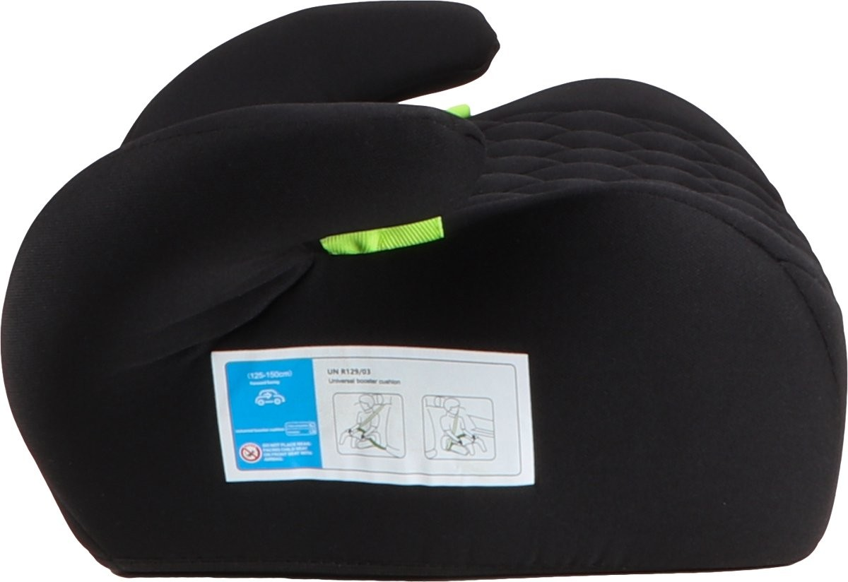 Assento elevação para crianças preto com etiqueta de instruções e detalhes verdes