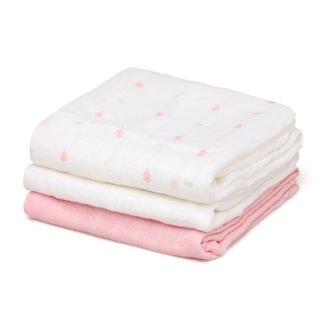 Três panos de bebé empilhados, dois brancos com padrão cor-de-rosa e cinza, e um cor-de-rosa liso.