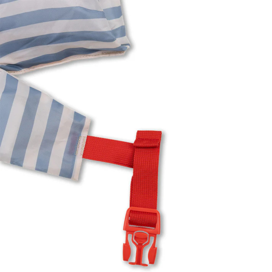 Cinta vermelha com fivela e tecido às riscas azul e branco