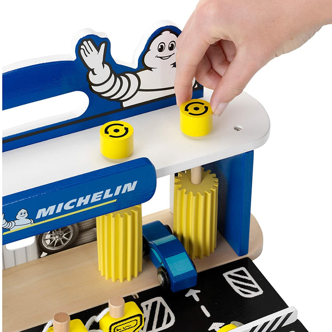 Brinquedo de garagem em madeira com logotipo Michelin e carro azul