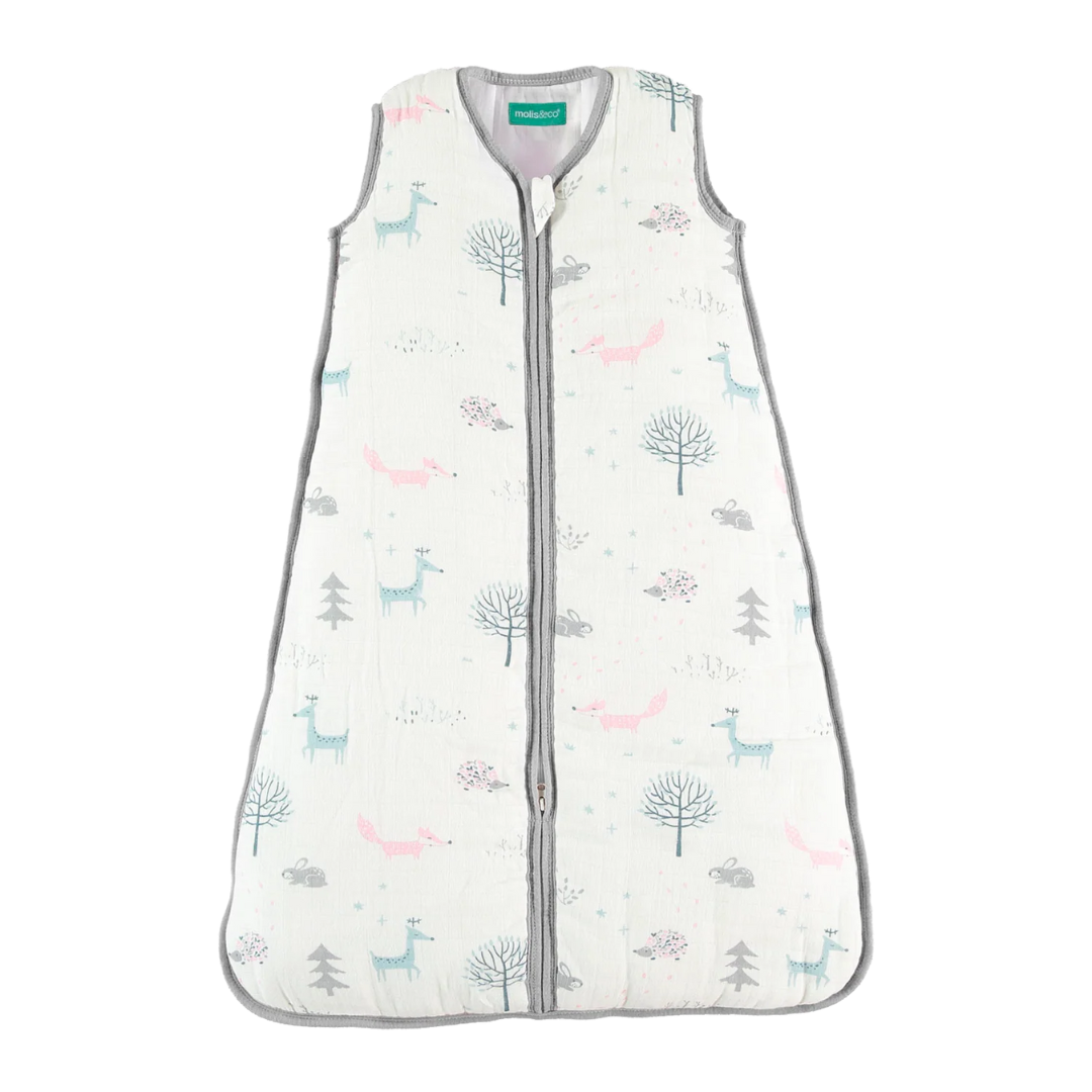 Saco de dormir infantil branco com estampado de animais e árvores, fecho zip e bordas cinza.