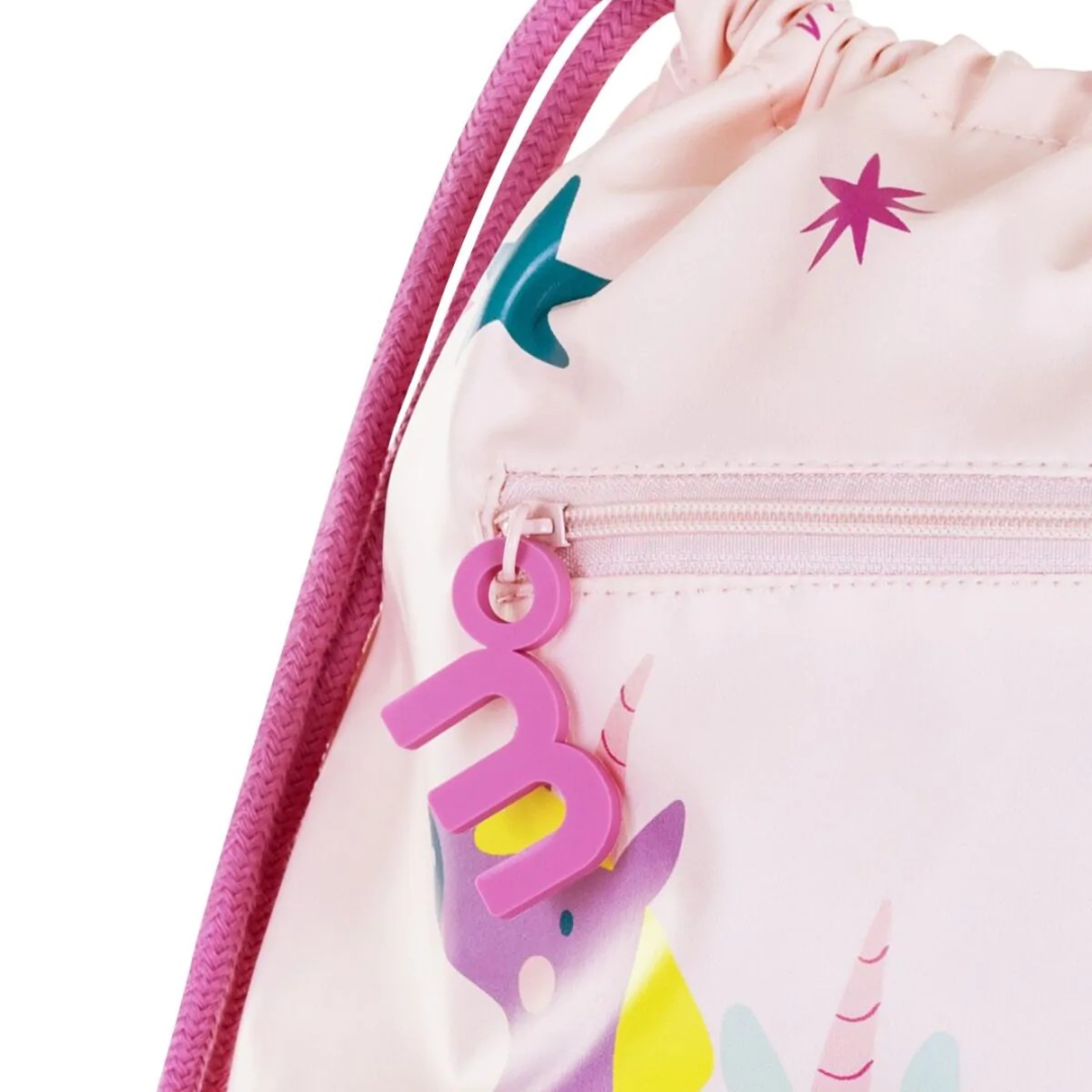 Mochila rosa clara com desenho de unicórnio e chaveiro rosa