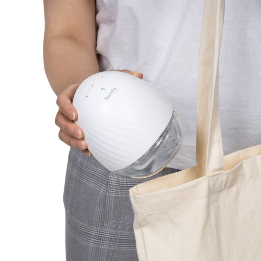 Humidificador branco com base transparente e textura ondulada segurado perto de uma bolsa de tecido bege