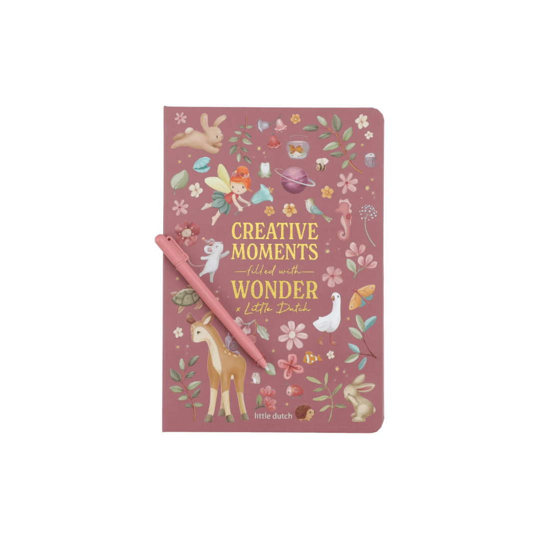 Caderno cor-de-rosa ilustrado com animais e fadas e caneta cor-de-rosa