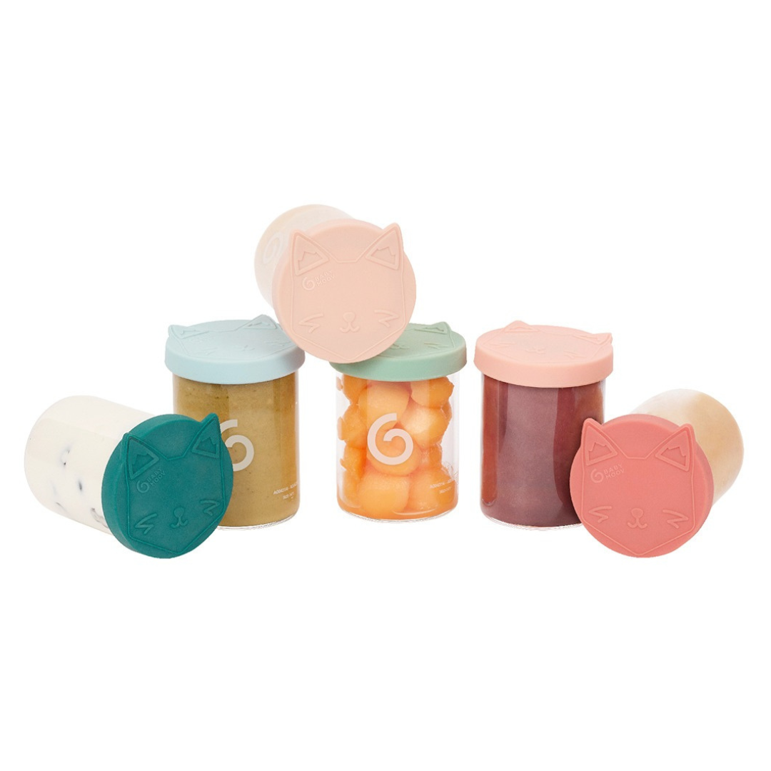 Frascos de vidro com tampas de silicone em forma de gato e alimentos diferentes dentro